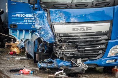 Moeglingen: Toedlicher Verkehrsunfall - Kleinwagen rast in LKW